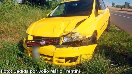 Carro bate contra defensa metálica na SP-294, no trecho Iacri - Tupã