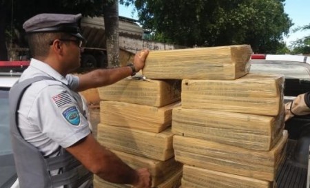 Polícia Rodoviária apreende cerca de 300 quilos de maconha e prende duas pessoas na SP-294