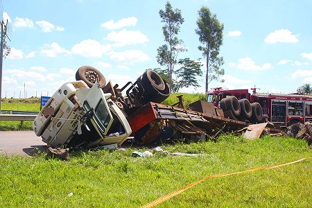 Motorista fica preso nas ferragens após carreta com sucata tombar na rotatória de Tupi Paulista