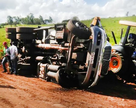 Caminhão basculante da Prefeitura de Flórida Paulista tomba em estrada rural 