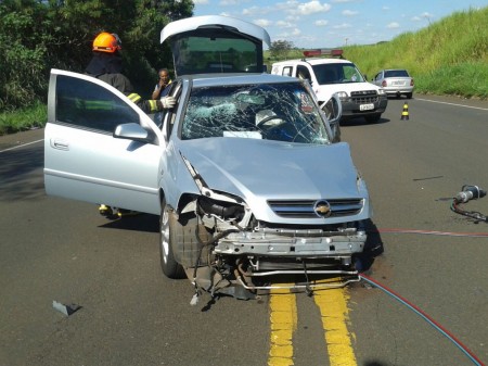 Acidente envolvendo automóvel e caminhão deixa uma mulher ferida na SP-294