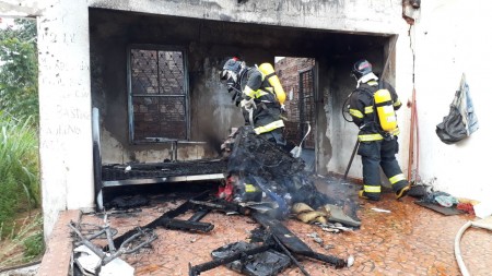 Residência abandonada pega fogo em Osvaldo Cruz 