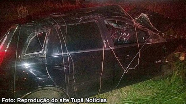 Motorista fica ferido aps capotamento de carro na SP-294, entre Quintana e Oriente