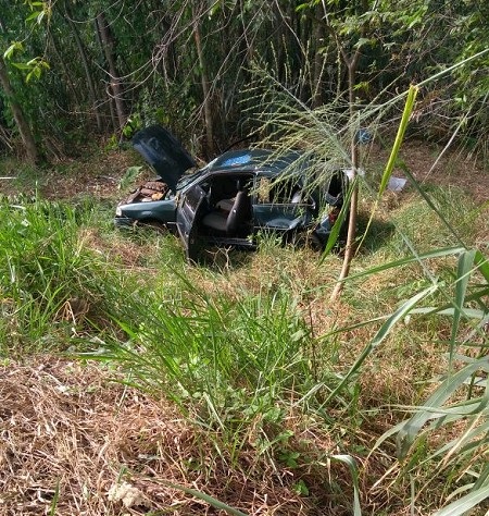 Condutor embriagado cai em ribanceira, capota carro, vai preso e tem que pagar multa de quase R$ 3 mil