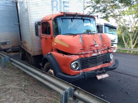 Acidente com três carretas e um caminhão baú fere três pessoas em Lucélia