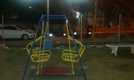 Prefeitura de Osvaldo Cruz instala novos brinquedos no parquinho da praça da Matriz