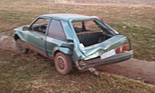 Carro fica destrudo ao bater contra carreta no trevo secundrio de Santa Mercedes