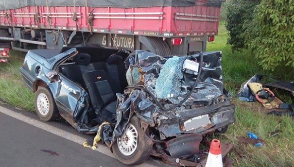 Acidente entre carro e carreta mata duas pessoas em rodovia da regio