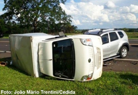 Três pessoas ficam feridas em acidente na SP-294 em Quintana