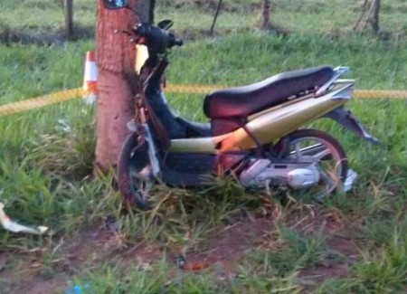 Adolescente morre após bater motocicleta em árvore em Martinópolis