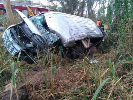 Acidente envolvendo van e caminhão provoca a morte de uma pessoa em Flórida Paulista