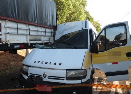 PM constata estacionamento irregular de carreta envolvida em acidente que matou adolescente e multa proprietário