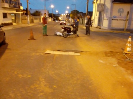 Buraco na Av. Brasil causa acidente de trânsito em Osvaldo Cruz