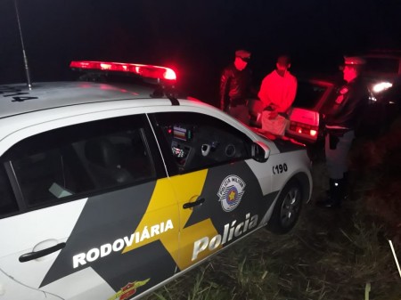 Polícia Rodoviária recupera veículo furtado e prende os autores na SP-425 em Martinópolis