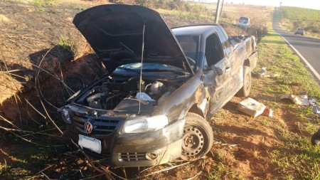 Choque contra barranco deixa motorista ferido na vicinal Iacri/Rinópolis