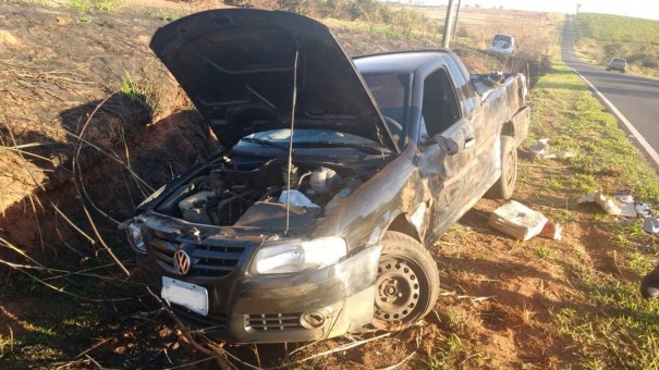 Choque contra barranco deixa motorista ferido na vicinal Iacri/Rinpolis