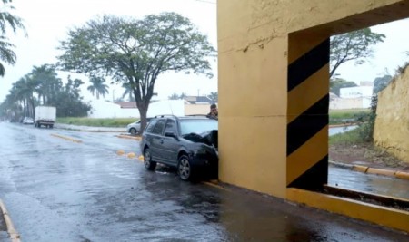 Grávida de gêmeos perde os filhos após bater carro em coluna de pontilhão