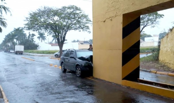 Grvida de gmeos perde os filhos aps bater carro em coluna de pontilho