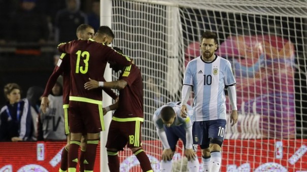 O drama continua: Gol contra evita vexame, e Argentina s empata com Venezuela 