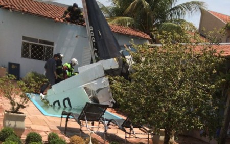 Avião monomotor cai sobre casa deixa três mortos em Rio Preto