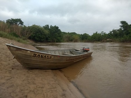 Pescadores abandonam barco no Rio Aguapeí e fogem de abordagem policial durante a Operação Piracema