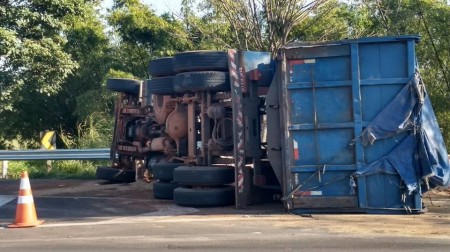 Caminhoneiro fica ferido após veículo tombar na rodovia SP-294 em Herculândia