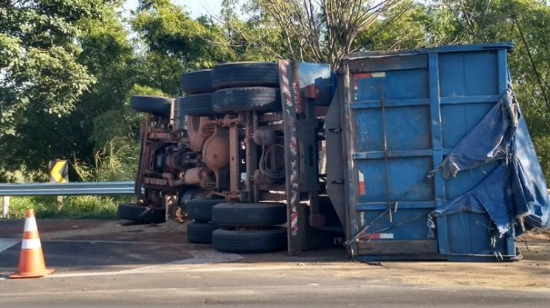 Caminhoneiro fica ferido aps veculo tombar na rodovia SP-294 em Herculndia