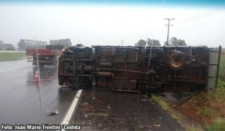 Durante chuva forte caminhão tomba na SP-294 em Iacri