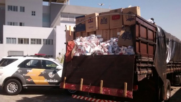 Motorista tenta fugir com carga de 250 mil maos de cigarros contrabandeados, mas acaba preso