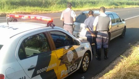 Carro furtado em Tupã é recuperado instantes depois na SP-294 em Osvaldo Cruz