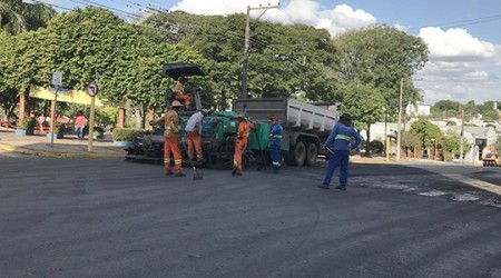 Recapeamento asfáltico no valor de R$ 1 milhão é executado na Avenida Rio Branco