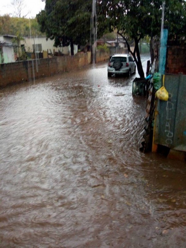 Moradores da Vila Santa Helena em OC reclamam de casas alagadas com a chuva deste domingo