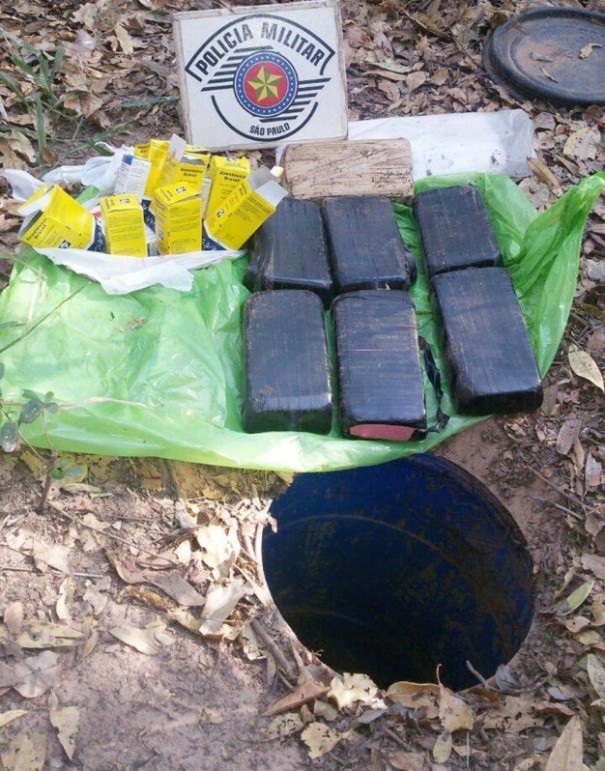 Galo com 7,5 kg de crack  localizado enterrado em mata em Martinpolis