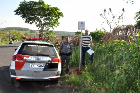 Polícia Militar e lideranças do Bairro Vale Verde fazem a fixação das Placas do Programa Vizinhança Solidária 