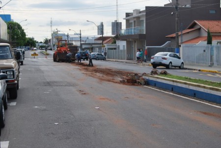 Departamento Municipal de Trânsito de Osvaldo Cruz remove o canteiro central da Rua Armando Salles