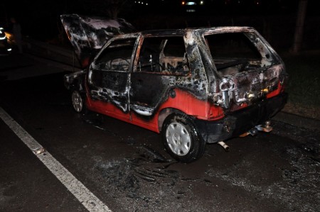 Carro pega fogo no trevo de Osvaldo Cruz 