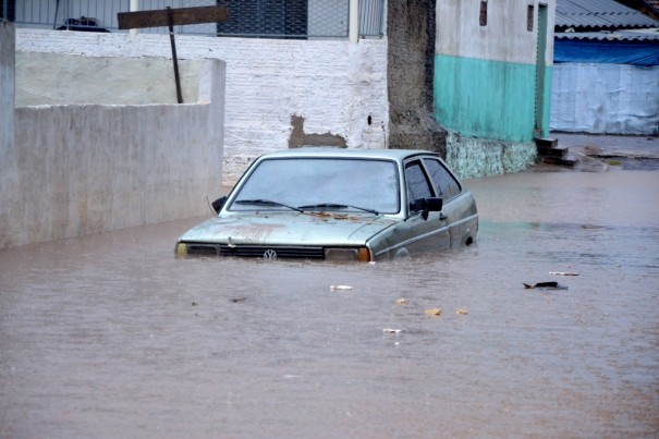 Vrias reas ficam embaixo dgua em Osvaldo Cruz com a chuva deste domingo