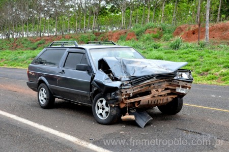 Acidente envolvendo carro e caminhão deixa uma pessoa ferida