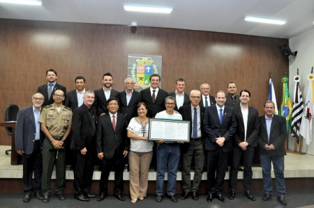 Padre Marcos Leite Azevedo recebe moção de agradecimento da Câmara de Osvaldo Cruz