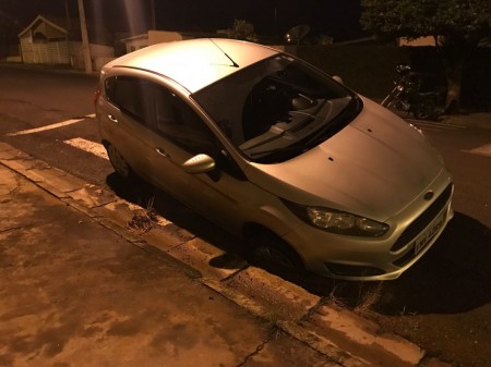 Motorista não percebe e roda de veículo cai em buraco no centro de Osvaldo Cruz