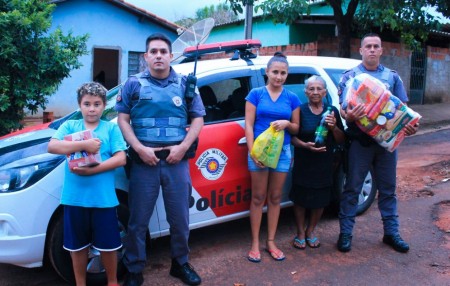 Policiais Militares de Salmourão doam cestas de natal para famílias carentes