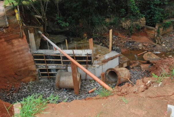 Ponte que da acesso a estrada da Ponte Seca foi danificada novamente pelas chuvas 