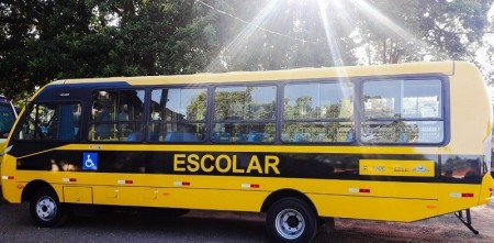 Secretaria de Educação Estadual e FDE entregam ônibus escolar para Salmourão