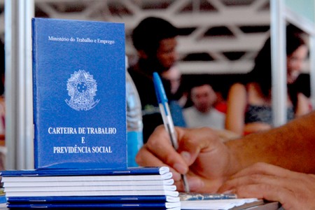 Taxa de desemprego cai para 11,7% em outubro, diz IBGE