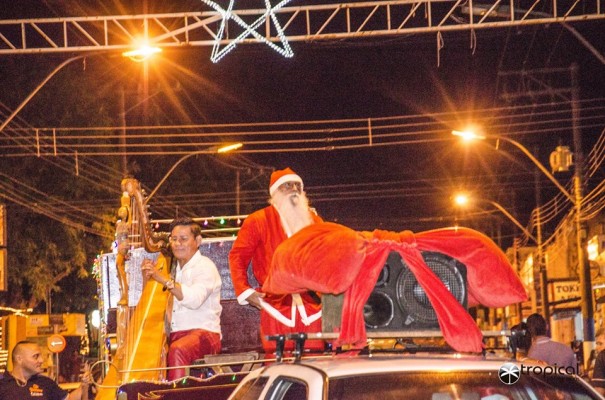 Grande pblico esteve na Avenida Brasil para a chegada do Papai Noel em OC