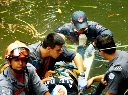 Menor cai com bicicleta em córrego em Flórida Paulista e é socorrida pelo Corpo de Bombeiros 