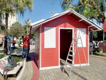 Decoração natalina é retirada da Praça Arthur Pagnozzi antes de ser inaugurada: valor total seria de R$ 67 mil