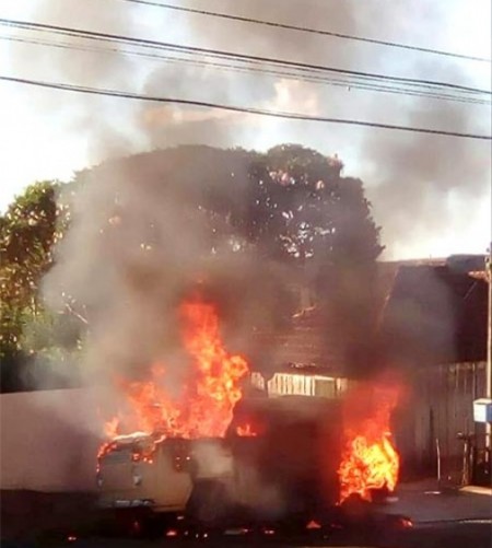 Incêndio destrói kombi em avenida no centro de Bastos