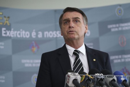 Bolsonaro deve inaugurar colégio militar que leva nome de seu pai