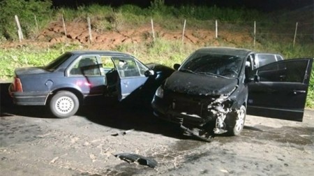 Quatro pessoas ficam feridas após colisão em estrada vicinal